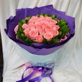 粉玫瑰:红玫瑰8枝，白玫瑰8枝，点缀适量黄莺，外围满天星，淡紫色包装纸圆形花束包装，外围网纱，粉色丝带束扎