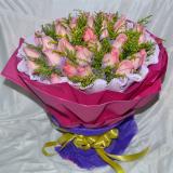 粉玫瑰:11只粉玫瑰、2枝多头白百合，绿叶，满天星，手揉纸圆形包装