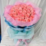 粉玫瑰:4枝香水百合、33枝红玫瑰、黄莺、满天星，紫色卷边纸、丝带包装