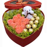 玫瑰礼盒:玫瑰花盒 9朵粉玫瑰+9颗巧克力+1只公仔，外围黄莺