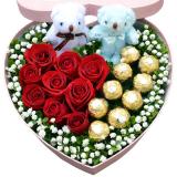 玫瑰花盒:粉色玫瑰12枝、白色多头香水百合2支、绿叶丰满，采用小花篮包装，彩色蝴蝶结装饰。