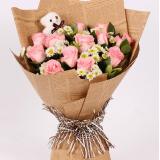 粉色玫瑰:红色玫瑰19枝,幸福草搭配，绿叶间插,淡紫色皱纹纸单面包装
