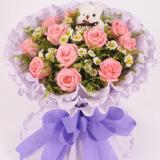 粉色玫瑰:圆形花束：19朵红玫瑰、绿叶间插，裙边纸圆形包装