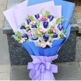 蓝玫瑰:11枝红玫瑰，绵纸单枝包装，点缀满天星和绿叶。 卷边纸双层包装，圆形花束，紫色丝带束扎。