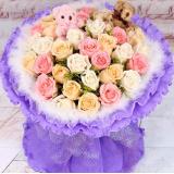 白玫瑰:圆形花束：6支多头粉香水百合，配花，配叶，粉色卷边皱纹纸包装，蓝色丝带束扎