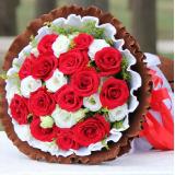红玫瑰:圆形花束：19朵红玫瑰、绿叶间插，裙边纸圆形包装