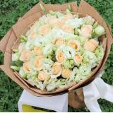 香槟玫瑰:白玫瑰19枝，白色羽毛外围，配叶点缀，内衬粉色皱纹纸，土黄色包装纸单面包装
