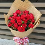 红玫瑰:99朵粉玫瑰，绿叶围绕，粉色皱纹纸圆形包装，配同色蝴蝶结