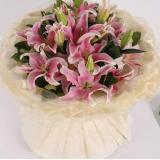 粉百合:粉玫瑰11枝，白色香水百合1枝，绿叶点缀；手柔纸扇形花束