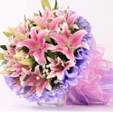 粉色百合:大量黄菊花，搭配白百合，白玫瑰，泰国兰，天堂鸟等组成花圈一个，直径1.3-1.5米