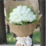 白玫瑰:粉玫瑰22枝，多头粉香水百合2枝，绿叶间插，卷边纸高档包装