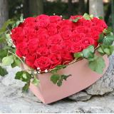 红玫瑰:绿叶和满天星围绕一圈,外围33枝红玫瑰围一圈,然后用33枝白玫瑰围一圈，正中心用33枝红玫瑰做成心形。三圈玫瑰之间用绿叶间隔，手提篮一只