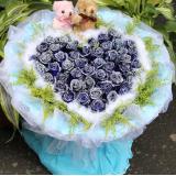 蓝玫瑰:365枝香槟玫瑰，满天星，绿草。紫色卷纸，紫色棉质圆形包装。