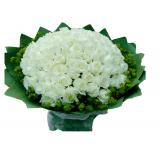 99朵白玫瑰:圆形花束：19朵红玫瑰、绿叶间插，裙边纸圆形包装