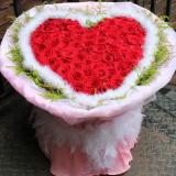 99支红玫瑰:白色玫瑰19枝，满天星或小草花外围；玻璃纸内衬，手柔纸外包装，粉色丝带束扎，圆形花束
