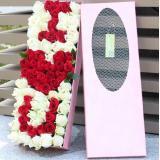 浪漫礼盒:6枝红色康乃馨、2枝多头白色香水百合，黄莺点缀、手柔纸单面包装。